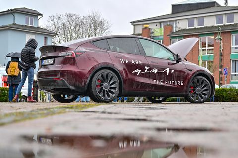 Ein Elektrofahrzeug von Tesla auf dem Marktplatz von Grünheide