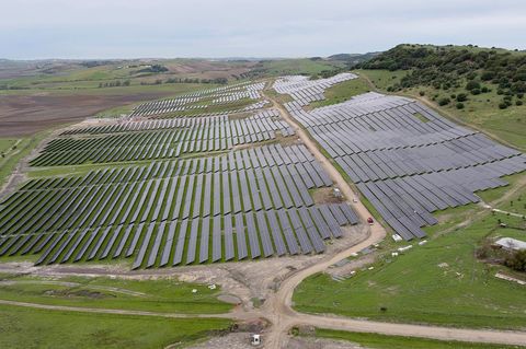Etwa 50 Kilometer vom Atlantik entfernt wachsen in Spanien die Solarparks Gazules 1 und Gazules 2