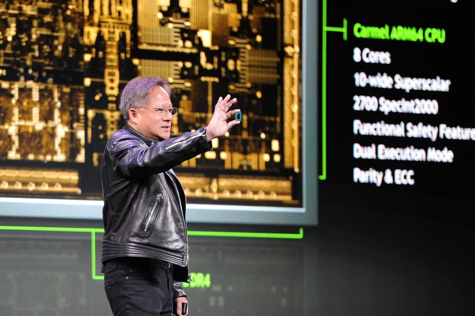 Der Chef des Chipspezialisten Nvidia zeigt auf der Technik-Messe 2018 den Prototypen eines Chips