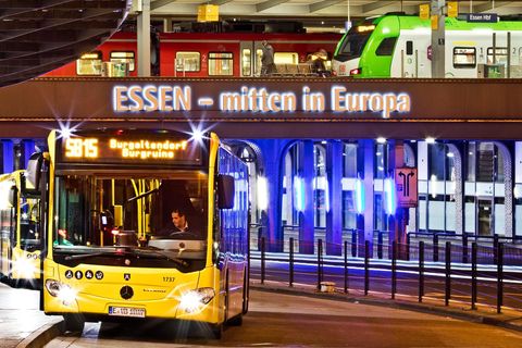Bus und Zug am Essener Hauptbahnhof