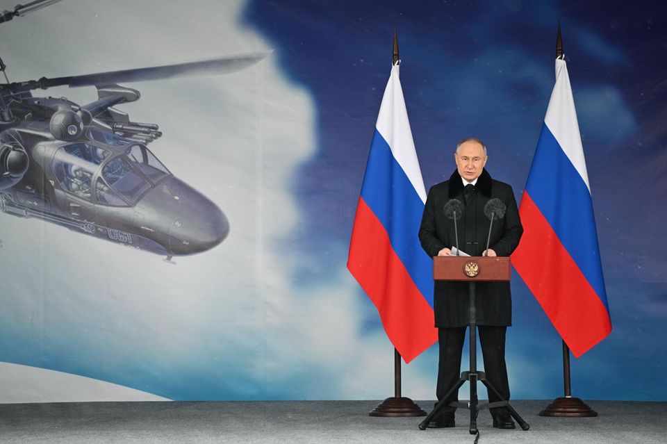 Umrahmt von zwei russischen Flaggen hält Kremlchef Putin eine Rede
