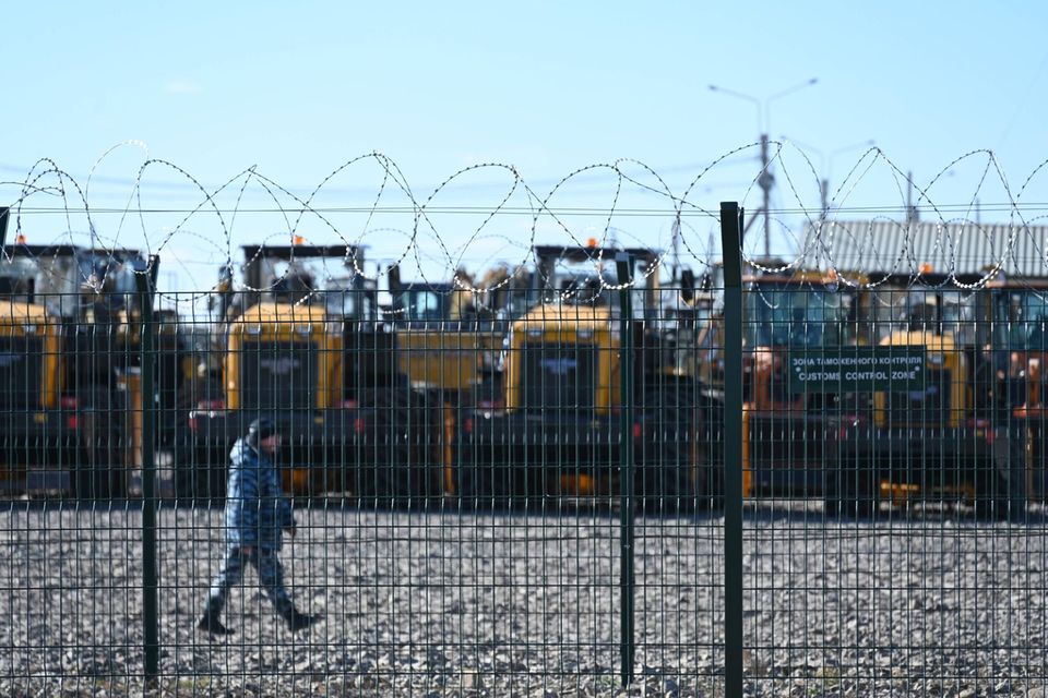 Traktoren stehen an der Grenze zwischen Russland und China