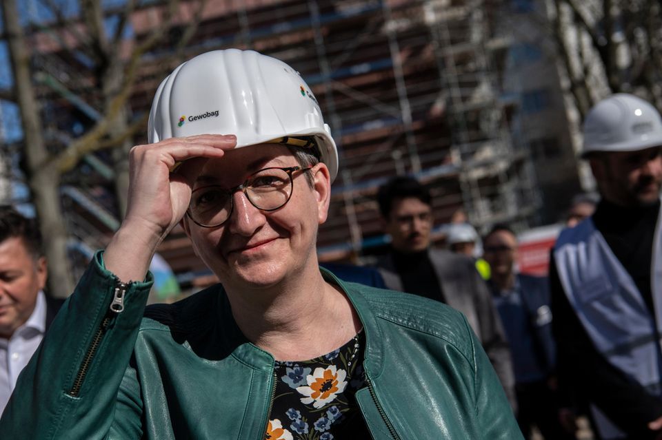 Bundesbauministerin Klara Geywitz (SPD) bei einem Baustellenrundgang