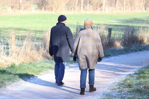 Zwei Senioren gehen spazieren