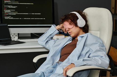 Eine Frau schläft am Arbeitsplatz