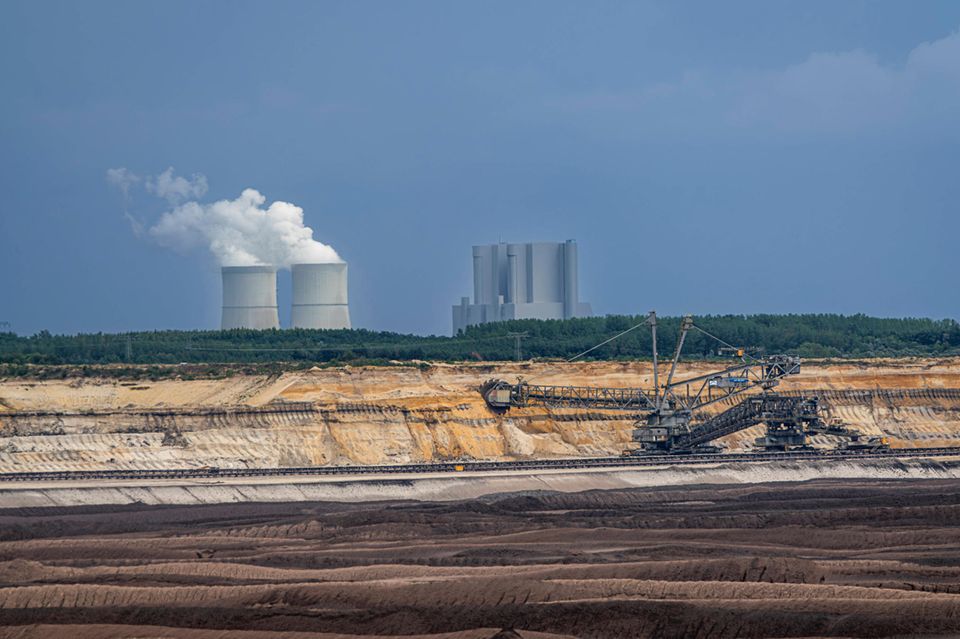 Deutschland soll bis spätestens 2038 aus der Kohleverstromung aussteigen. Bislang aber ist insbesondere Braunkohle nicht aus der Energieversorgung wegzudenken. Sie war 1990 vor Kernenergie und Steinkohle mit 170,9 TWh die unangefochtene Nummer eins im Strommix. 1993 fiel der Energieträger hinter Atomkraft zurück und kehrte erst 2007 auf die Spitzenposition zurück. Den gab Braunkohle 2019 an den bis heute wichtigsten Energieträger ab, rangiert aber weiterhin auf Platz zwei (116,2 TWh). 