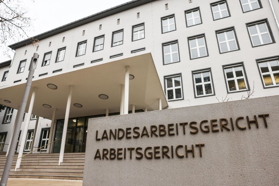 Unternehmen und Beschäftigte sollten bei Kündigungen oder befristeten Verträgen im Schaltjahr aufpassen. „Ist das zeitliche Ende eines Vertrages auf den 28. Februar festgelegt und wird der Arbeitnehmer am 29. Februar noch beschäftigt, tritt als gesetzliche Folge die Entfristung ein. Davon ist auszugehen, auch wenn sich Rechtsprechung dazu nicht finden lässt“, hieß es im Ratgeber der DGB Rechtsschutz zum Schaltjahr 2020. Auf Nachfrage teilte die DGB-Juristin mit, an der Rechtslage habe sich seitdem nichts geändert. Eine Kündigung zum 28. Februar sei wegen des falschen Beendigungsdatums hingegen nicht unwirksam. Dies würde vom Arbeitsgericht als reguläre Kündigung zum Monatsende interpretiert, also zum 29. Februar. 