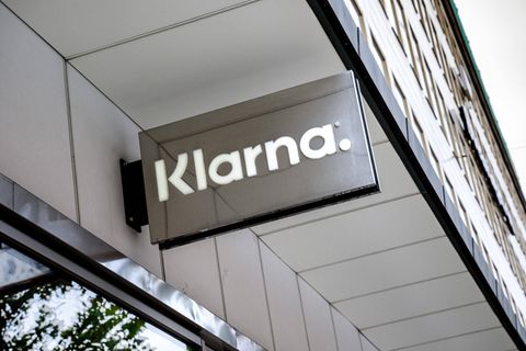 Klarna-Schild an einem Gebäude in Stockholm