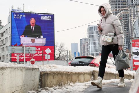 Zum ersten Mal wurde Putins „Rede zur Nation“ auf Reklametafeln an Wohnhäusern übertragen, in 17 Städten lief sie in Kinos. Diese Moskauerin hier wirkt trotzdem wenig interessiert