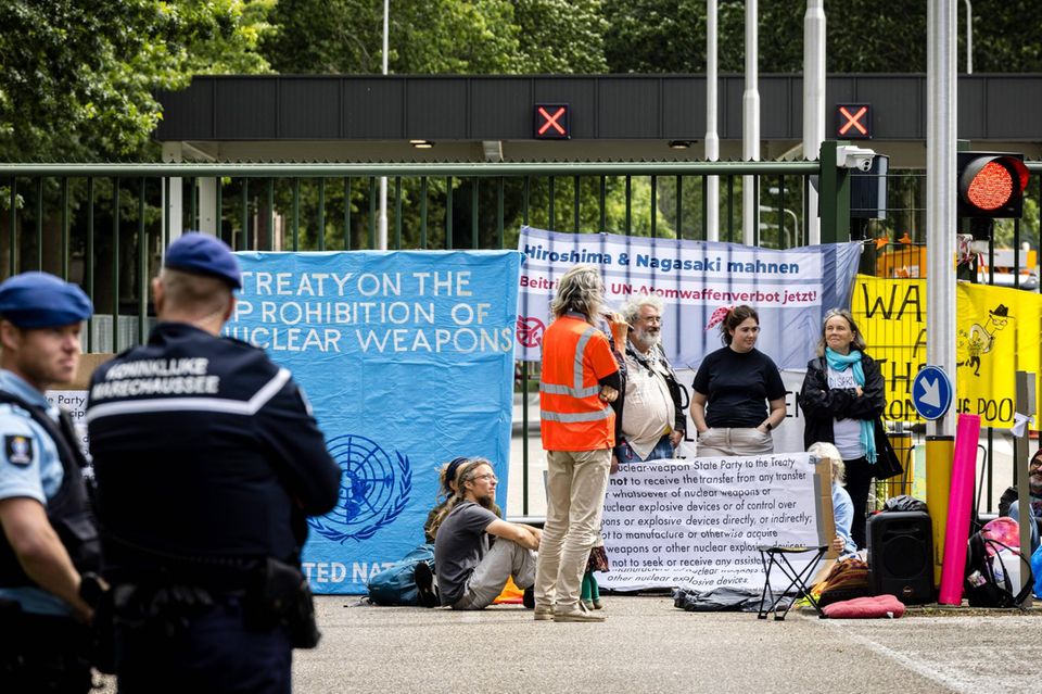 Die taktischen Atombomben sollen auch auf dem Militärflugplatz Volkel in den Niederlanden stationiert sein. 2013 bestätigte der ehemalige niederländische Premierminister Ruud Lubbers in einer TV-Dokumentation ihre Existenz. Er habe davon bereits 1963 gehört, als er für die Air Force in Volkel gearbeitet habe. „Ich hätte nie gedacht, dass diese dummen Dinger 2013 immer noch dort sein würden“, zitierte die BBC aus der Dokumentation. Laut dem Bericht hatte bis dato kein anderer derart hochrangiger Politiker die Stationierung der Atomwaffen in den Niederlanden bestätigt. 
