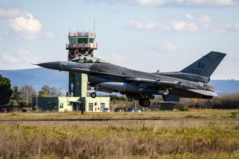 Die USA haben ICAN zufolge in Italien an gleich an zwei Standorten Atombomben stationiert. Sie sollen sich in der norditalienischen Gemeinde Aviano befinden. Der dortige Militärflugplatz wird seit den 50er Jahren von der US-Luftwaffe genutzt. Ebenfalls in Norditalien liegt der zweite angebliche Atomstandort, der Militärflugplatz Ghedi. „Auch in Incirlik in der Türkei sind US-Atombomben stationiert. Aus Griechenland und Großbritannien wurden die B61-Bomben bis 2008 abgezogen“, heißt es bei ICAN. 