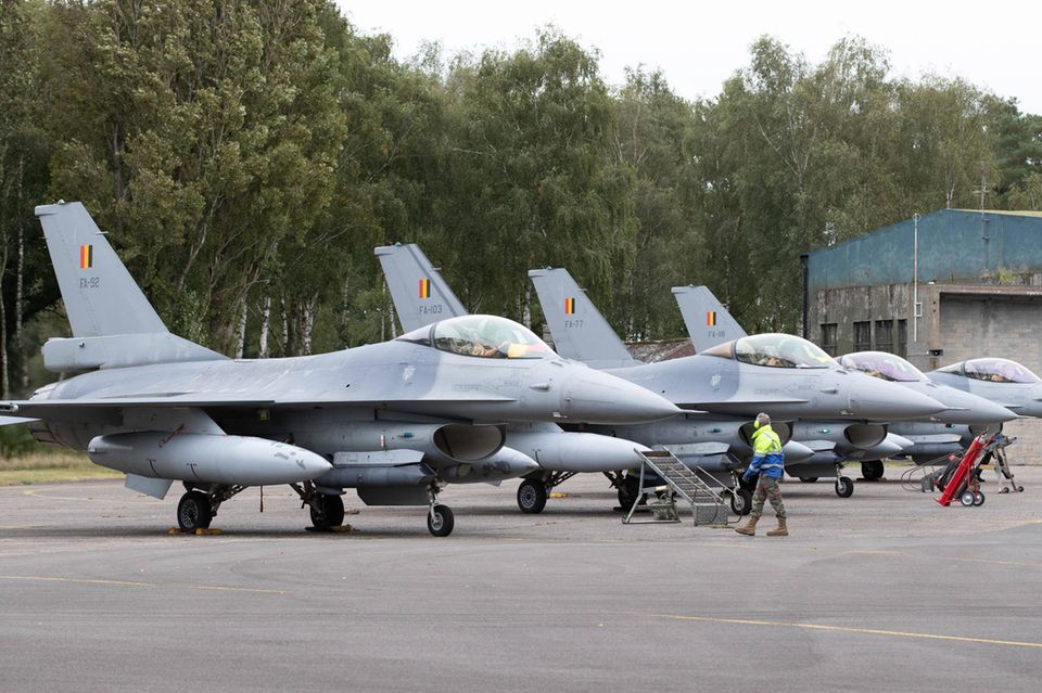 Europaweit sind laut ICAN noch rund 180 US-Atombomben des Typs B61 stationiert. Sie sollen sich unter anderem auf dem Militärflugplatz Kleine Brogel in Belgien befinden. Das Areal ist ein Stützpunkt der Nato und Berichten zufolge seit Mitte der 80er Jahre Heimat von US-Atomsprengköpfen.