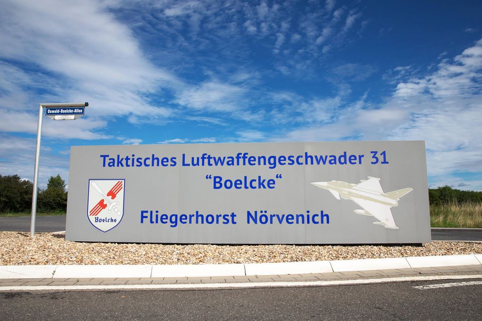 2005 sollen noch rund 150 US-Atomsprengköpfe in Deutschland stationiert gewesen sein, wie die Wissenschaftlichen Dienste unter Berufung auf eine andere Quelle berichtete. „Von den Militärstützpunkten in Memmingen (Bayern) und Nörvenich (NRW) wurden US-Atomsprengköpfe mittlerweile abgezogen“, hieß es.
