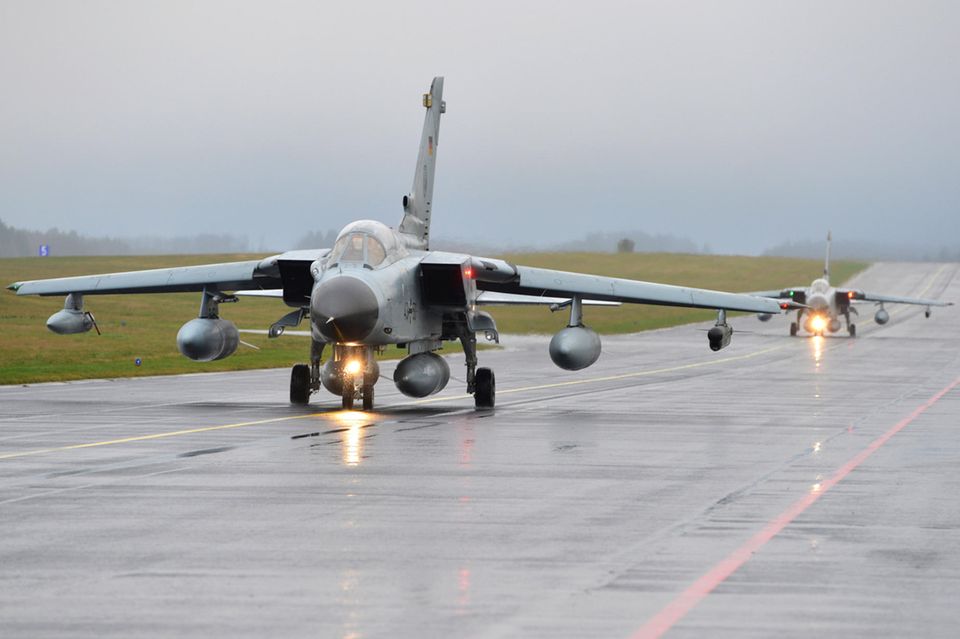 Der Fliegerhorst Büchel der deutschen Luftwaffen liegt in der Verbandsgemeinde Ulmen in Rheinland-Pfalz. Dort sollen laut ICAN bis zu 20 Bomben vom Typ B61 lagern. „Jede dieser Bomben hat eine maximale Sprengkraft, die mit der von 13 Hiroshima-Bomben vergleichbar ist“, informiert die Organisation. Seit 1984 würden Tornado-Kampfflugzeuge der Bundeswehr als mögliche Träger der Atomwaffen bereitstehen und die Piloten regelmäßig den Ernstfall trainieren. 