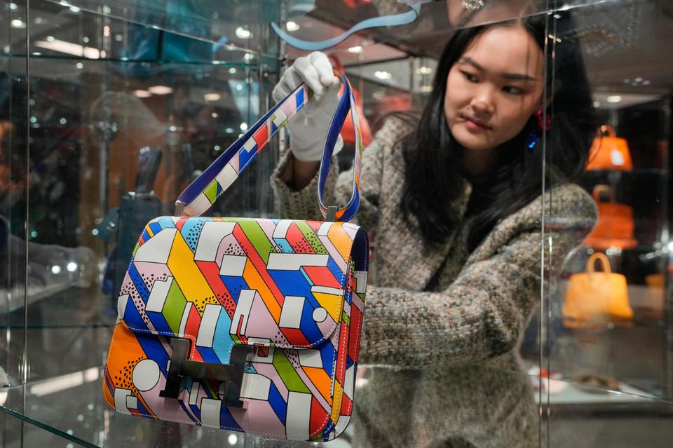 Die Handtasche "Constance 24 Swift Multicolour 'On a Summer Day'" des Luxusmarke Hermes geht für 20.000 Euro über den Ladentisch