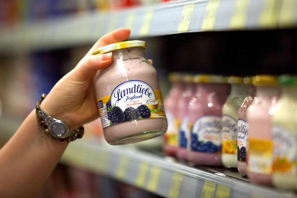 Eine Frau nimmt ein Landliebe-Joghurt aus dem Supermarktregal