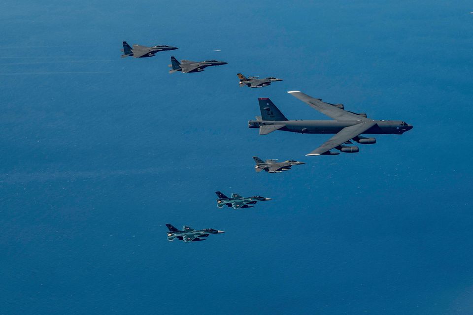 Kein Land der Welt könnte laut Sipri sofort mehr Atomwaffen einsetzen als die USA. Die Experten meldeten zuletzt 1770 einsatzbereite Waffen. Hinzu kamen laut dem Bericht 1938 eingelagerte Sprengköpfe. Die Summe von 3708 entsprach genau dem Niveau des Vorjahres. Das gesamte nukleare Inventar, inklusive der zur Demontage bestimmten Sprengköpfe, verkleinerte sich deutlich von 5428 auf 5244. Die größte Atommacht der Welt hat hingegen aufgerüstet. 