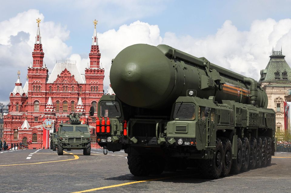 Der Kreml hat nach Beginn des Ukrainekriegs offen mit dem Einsatz von Atomwaffen gedroht und angekündigt, in Belarus taktische Atomwaffen stationieren zu wollen. Laut Sipri hat Russland sein nukleares Arsenal nach dem Angriff vergrößert. Demnach stieg die Zahl verfügbarer Sprengköpfe von 4477 auf 4489. 1674 Sprengköpfe waren demnach sofort einsatzbereit. Das Gesamtinventar verkleinerte sich laut dem Bericht von 5988 auf 5889. 