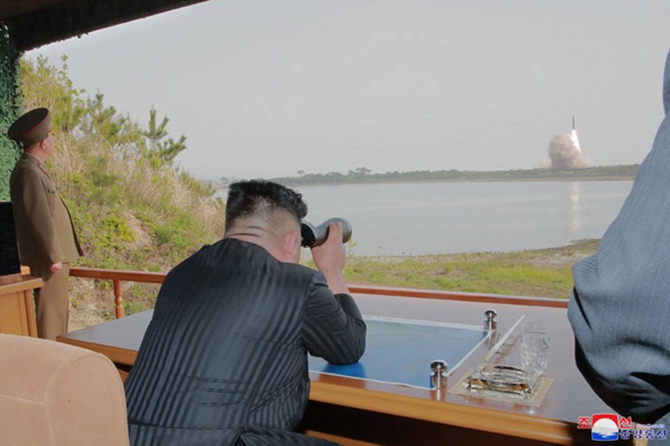Die Mehrheit der neun Atommächte verfügt laut Sipri nicht über sofort einsatzbereite Sprengköpfe, die beispielsweise auf Raketen montiert oder auf aktiven Militärbasen stationiert sind. Zu dieser Gruppe zählt Nordkorea. Die Sipri-Experten schätzten das Arsenal der Diktatur auf rund 30 atomare Sprengköpfe, fünf mehr als im Vorjahr. Diese seien allesamt einsatzfähig, müssten aber erst für einen Einsatz vorbereitet werden. Die Zahl nordkoreanischer Atomwaffen ist eine grobe Schätzung. Das Regime verfügt laut Sipri über Material für 50 bis 70 Sprengköpfe. Die Experten gingen aber von einer geringeren Zahl tatsächlich montierter Nuklearwaffen aus. 