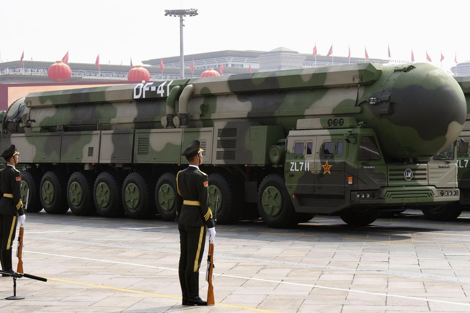 In China wurde die atomare Aufrüstung laut Sipri zuletzt am stärksten vorangetrieben. Die Forscher meldeten einen Gesamtbestand von 410 eingelagerten Sprengköpfen. Das waren 60 mehr als im Januar 2022. Die Experten erwarteten weiter steigende Zahlen. Zum Ende des Jahrzehnts könnte die Volksrepublik ihrer Schätzung zufolge über ebenso viele Interkontinentalraketen mit atomaren Sprengköpfen verfügen wie die zwei größten Atommächte. 