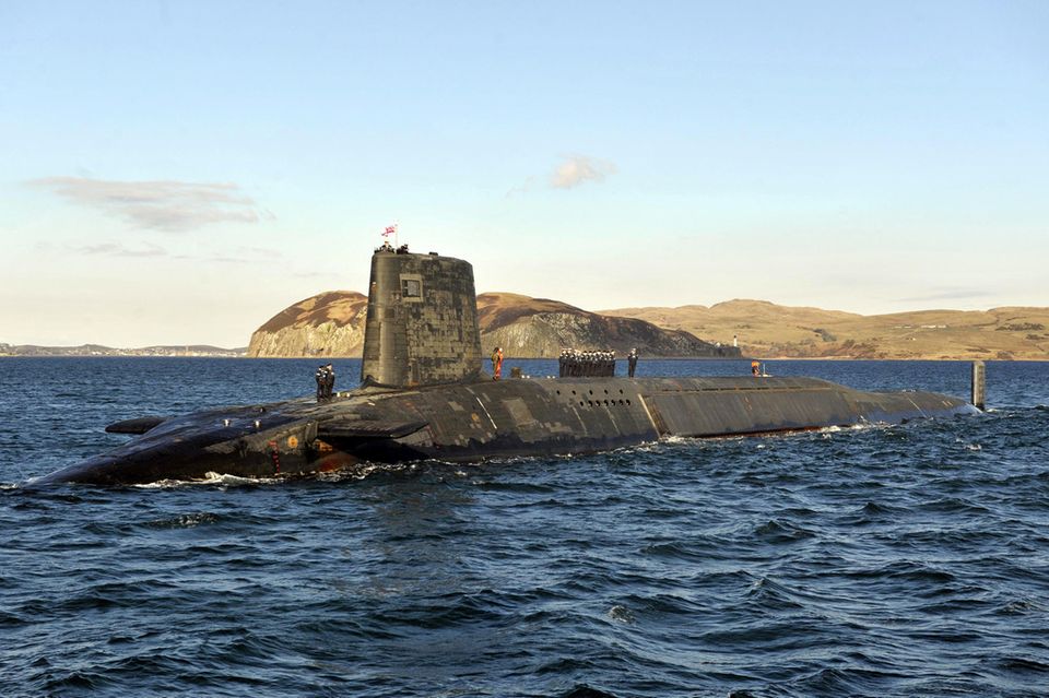 Der russische Angriffskrieg in der Ukraine befeuert auch die Debatte um Atomwaffen in Europa. Die zwei europäischen Atommächte halten sich laut Sipri mit der Aufrüstung bislang zurück. Die Stockholmer Friedensforscher attestierten dem Vereinigten Königreich unverändert 225 einsatzfähige Sprengköpfe. Auf diese Obergrenze hatte sich die Regierung 2010 festgelegt. 120 atomare Sprengköpfe während demnach sofort einsatzbereit (allesamt auf U-Booten), 105 sollen eingelagert sein. Damit war das Vereinigte Königreich aber nicht die größte Atommacht in Europa. 