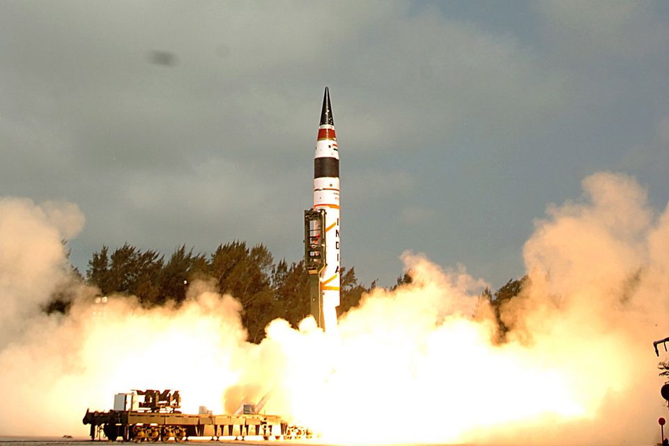 Vier der neun Staaten mit Atomwaffen liegen in Asien. Als besonders gefährlich gilt der Konflikt zwischen den verfeindeten Nachbarn Indien und Pakistan. Dabei liegt Indien knapp hinter seinem Rivalen. Sipri beziffert die Zahl der Atomsprengköpfe auf 164, vier mehr als im Vorjahr.