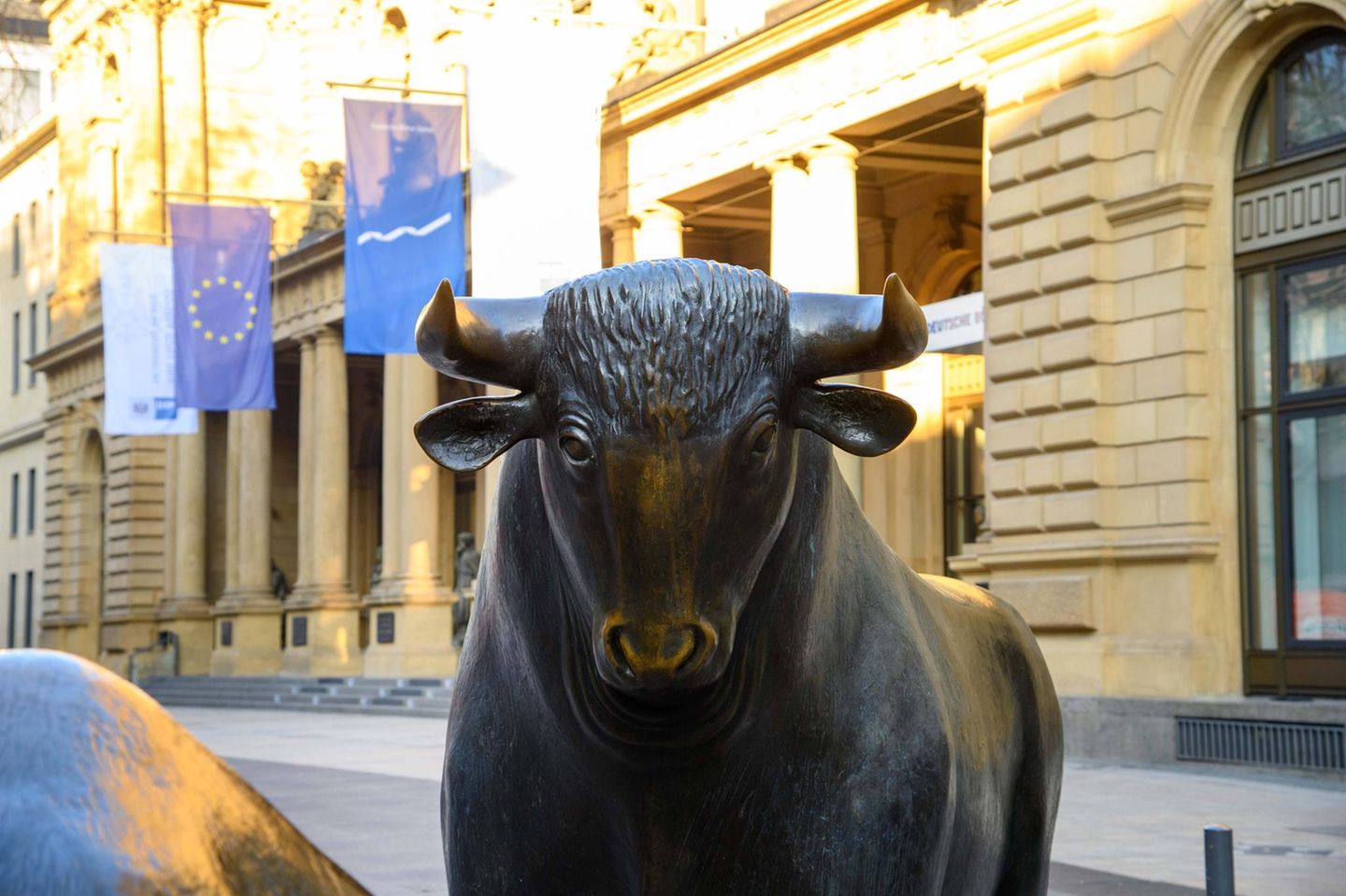 Der Bulle vor der Frankfurter Börse präsentiert die Stärke der Märkte
