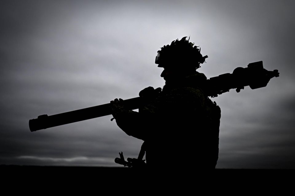 Ein russischer Soldat mit einer Luftabwehrrakete 9K38 in der ukrainischen Region Lyman