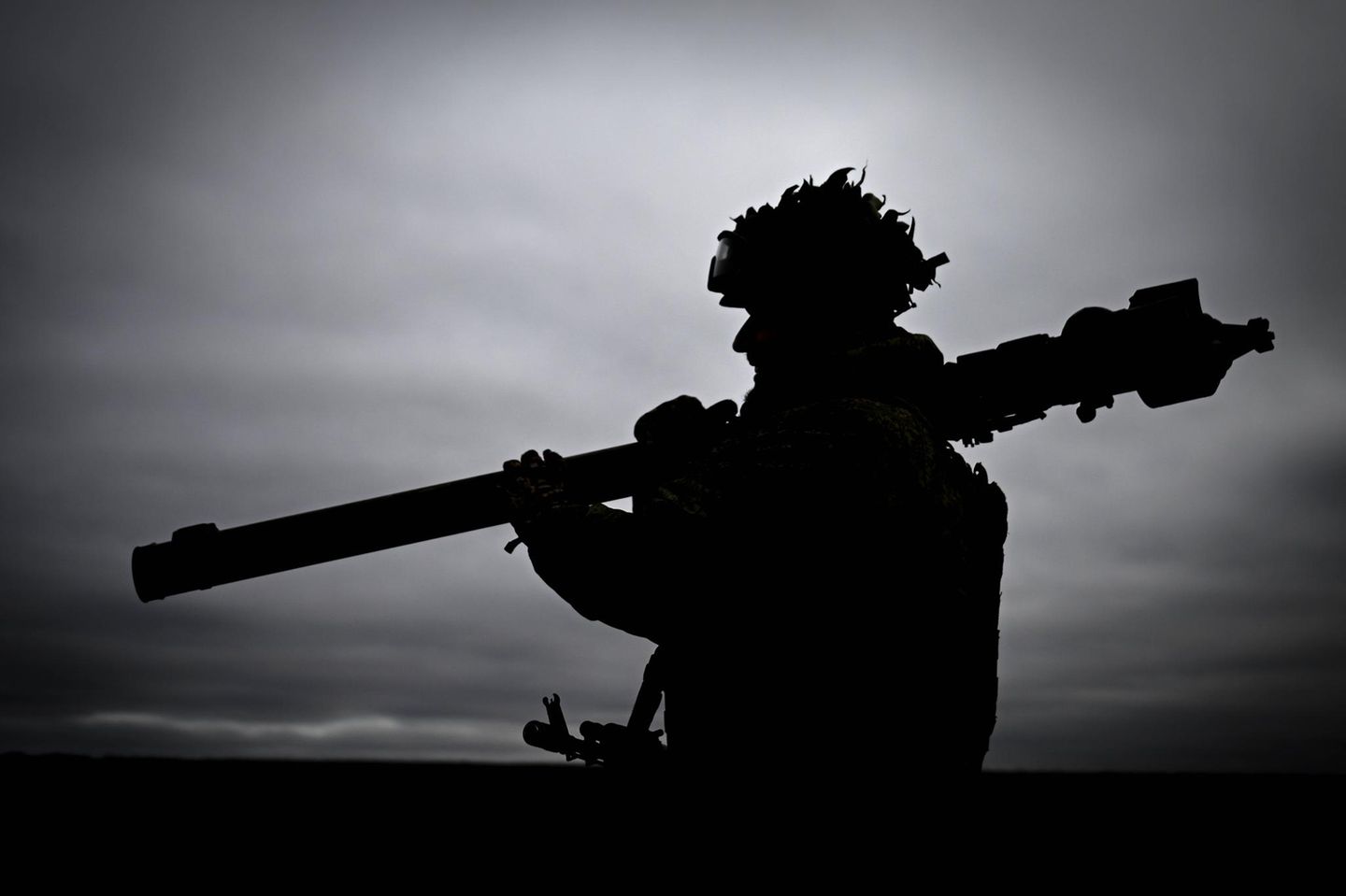 Ein russischer Soldat mit einer Luftabwehrrakete 9K38 in der ukrainischen Region Lyman