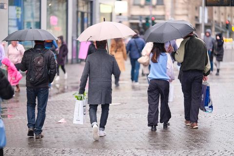 Menschen mit Regenschirmen
