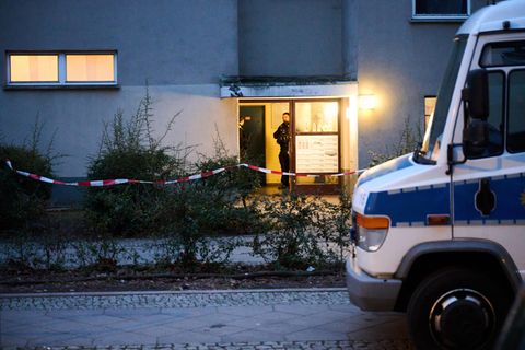 Polizisten stehen vor dem Haus, in dem die frühere RAF-Terroristin Daniela Klette gelebt haben soll