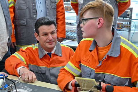 Arbeitsminister Hubertus Heil (SPD) unterhält sich mit einer Auszubildenden