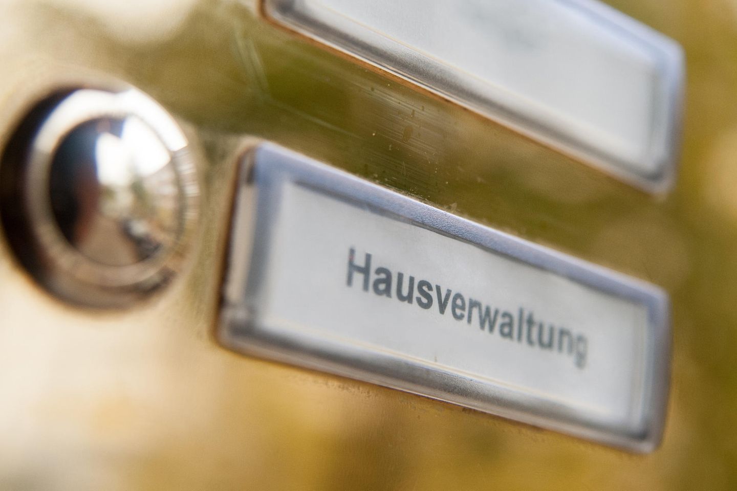 Klingelschild mit der Aufschrift Hausverwaltung