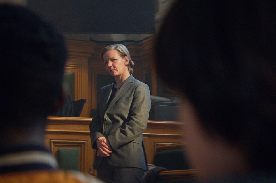 Sandra Hüller gilt mit ihrer Rolle in „Anatomie eines Falls“ als Geheimtipp für den Oscar als beste Hauptdarstellerin. Bereits die Nominierung für eine fremdsprachige Rolle war eine Seltenheit in der Geschichte der Academy Awards. Das französische Justizdrama von Justine Triet kam im Ranking der Oscar-Kandidaten mit einem globalen Einspielergebnis von 29,6 Mio. Dollar auf Platz sechs. Hüller spielt eine deutsche Schriftstellerin, die des Mordes an ihrem Mann bezichtigt wird. 