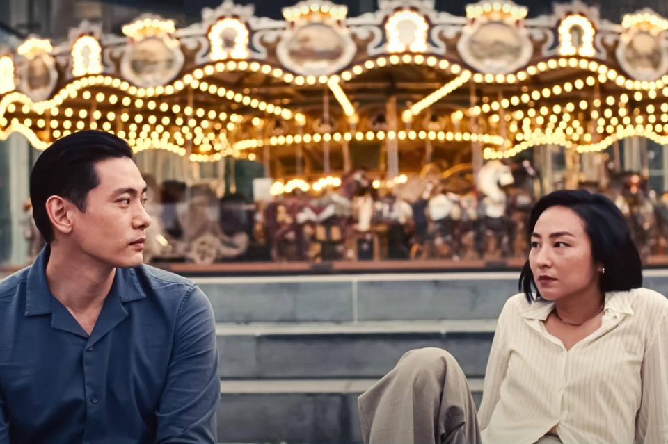 Auch auf Platz sieben der Oscar-Favoriten mit dem größten Einspielergebnis findet sich ein Regiedebüt. Die US-Amerikanerin Celine Song landete mit „Past Lifes“ einen internationalen Hit. Der zärtliche Liebesfilm mit Greta Lee und Teo Yoo – angesiedelt zwischen Seoul und New York – brachte Song auch eine Nominierung für das beste Drehbuch ein. „Box Office Mojo“ registrierte bis kurz vor der Oscar-Verleihung ein weltweites Einspielergebnis von 26,6 Mio. Dollar. Der Umsatz aus Deutschland fehlte da aber noch. 2024 waren erstmals Produktionen von drei Regisseurinnen in der Kategorie „Bester Film“ nominiert. 