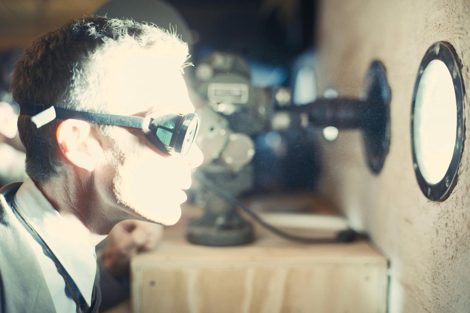 Ein Film über die Entwicklung der Atombombe hat 2023 an den Kinokassen sämtliche Marvel-Filme geschlagen. „Oppenheimer“ spielte den Angaben zufolge bis zum Stichtag 957,6 Mio. Dollar ein und war damit der dritterfolgreichste Film 2023. Geht es nach der Zahl der Nominierungen, führt bei der Oscar-Verleihung am 10. März 2024 kein Weg an „Oppenheimer“ vorbei. Christopher Nolans Drama über den Physiker J. Robert Oppenheimer wurde in elf Kategorien nominiert, darunter Film, Regie, Hauptdarsteller (Cillian Murphy) und Nebendarsteller (Robert Downey Jr. und Emily Blunt). Nicht preisverdächtig fanden die Mitglieder der Academy hingegen Regisseurin und Hauptdarstellerin des erfolgreichsten Films des Jahres. 