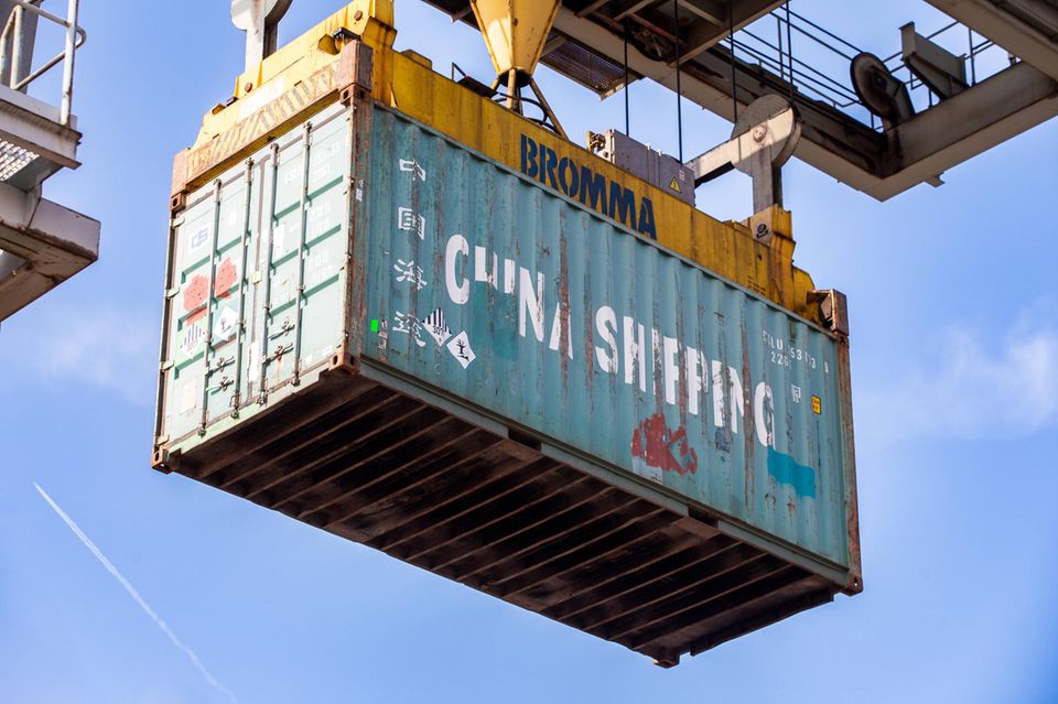 Containerumschlag im Mannheimer Hafen. Vor allem der Außenhandel stockt