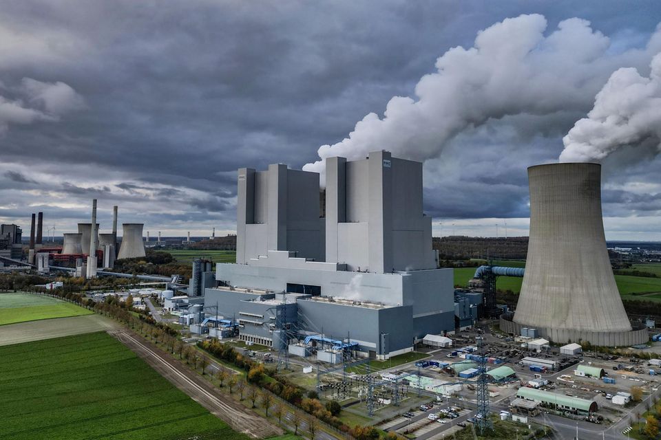 Das Braunkohlekraftwerk Neurath II mit Kühltum und großer weißer Dampfwolke. Nicht zu sehen: das emmittierte CO2