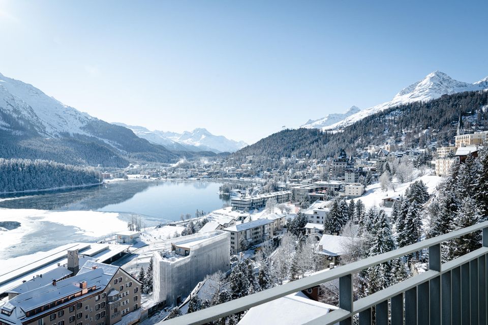 Die Lage des „Carlton Hotels“ am Hang ist ideal, denn alle Zimmer sind nach Süden ausgerichtet und bieten einen Blick über den St. Moritzersee und die mächtigen Gipfel des Engadin
