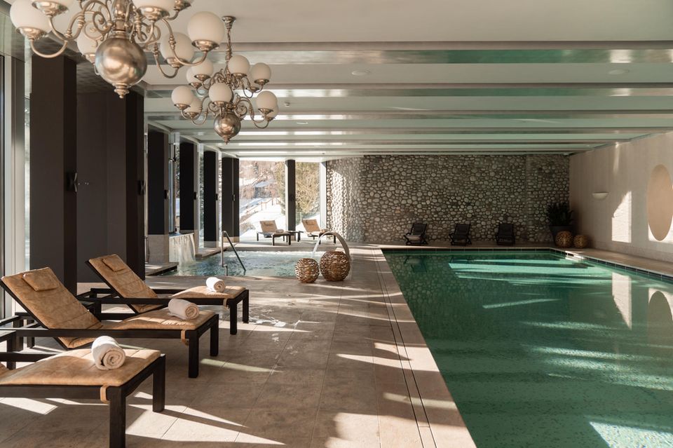 Der Wellnessbereich erstreckt sich über drei Etagen und hat neben einem 15 Meter langen Schwimmbecken auch einen Außen-Whirlpool und mehrere Saunen