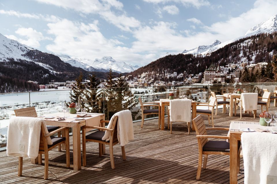 Auf der großen Sonnenterrasse können die Gäste entspannen und am Nachmittag bei Tee, Kaffee oder Champagner den Ausblick genießen