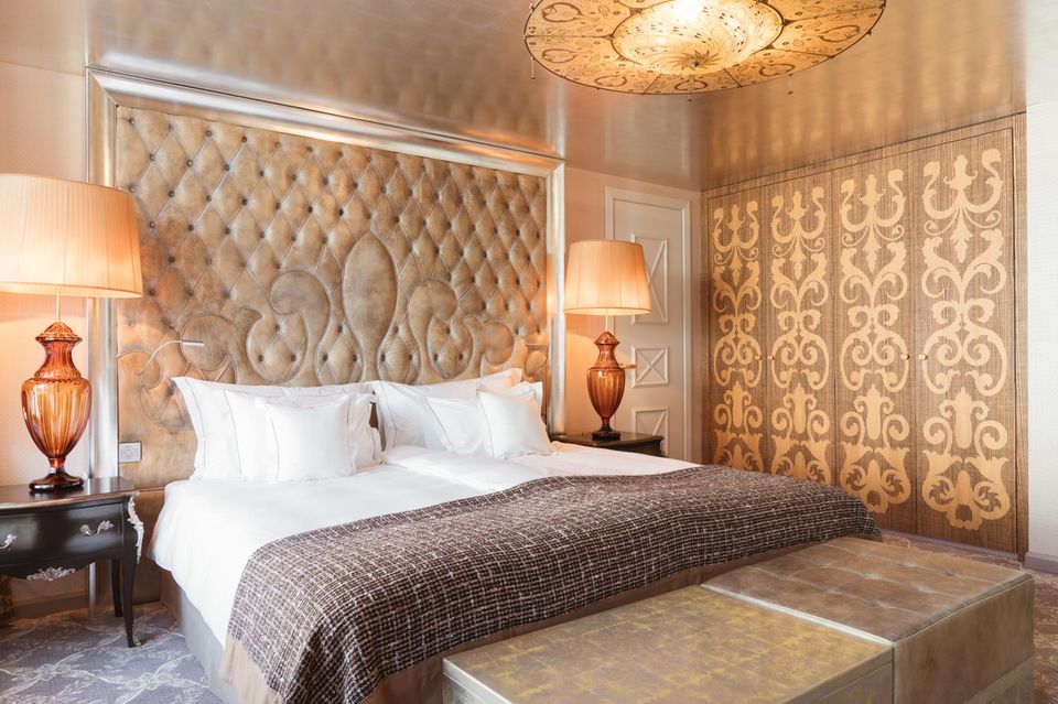 Die Zimmer und Suiten im „Carlton“ sind großzügig gestaltet, wie das gesamte, 2007 sanierte Hotel. Mindestens 45 Quadratmeter darf jeder Gast erwarten