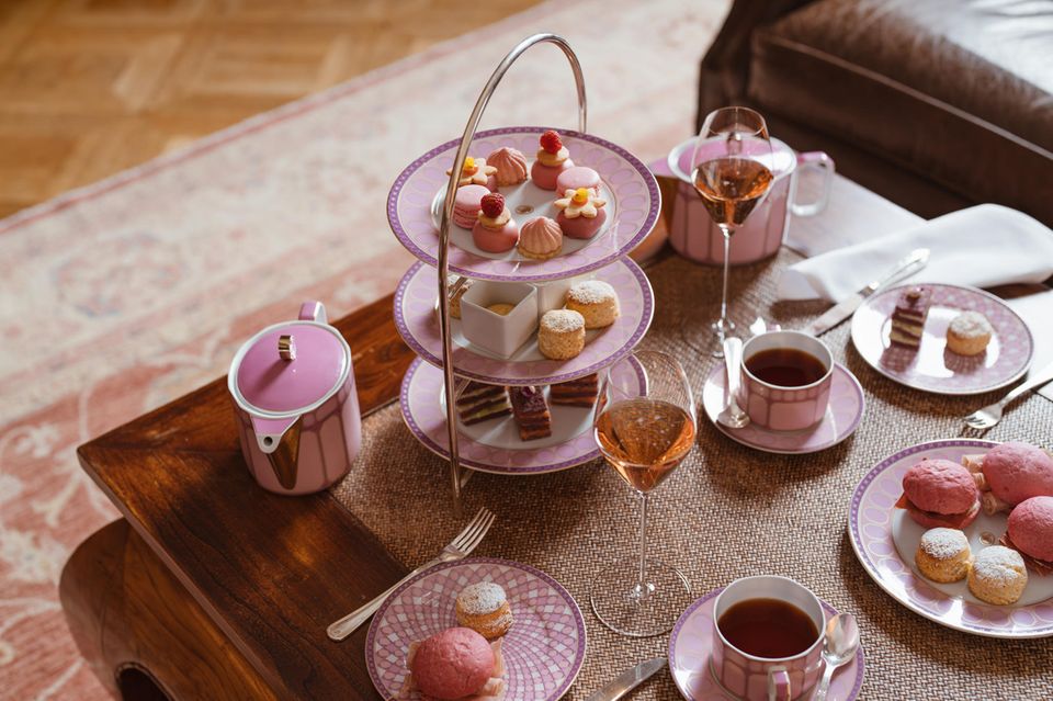 In St. Moritz wird nicht gekleckert: Zum „Pink Afternoon Tea“ bekommt man neben rosafarbenen Petit Fours auch Rosé-Champagner von Roederer gereicht