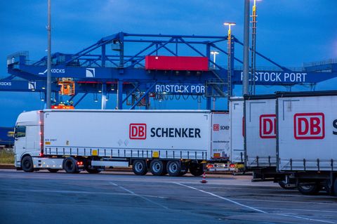 DB Schenker-Trailer auf dem Gelände eines Logistikzentrums im Seehafen in Mecklenburg-Vorpommern