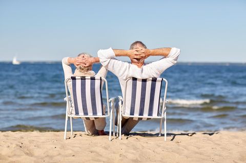 Zwei ältere Menschen am Strand