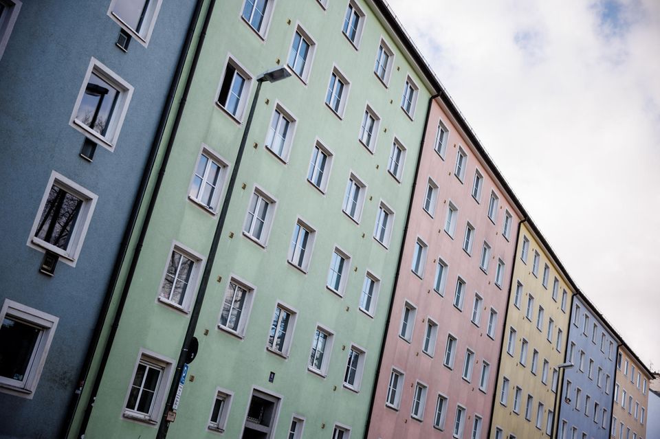 Verschiedenfarbige Wohnhäuser sind im Stadtteil „Au-Haidhausen“ in München zu sehen
