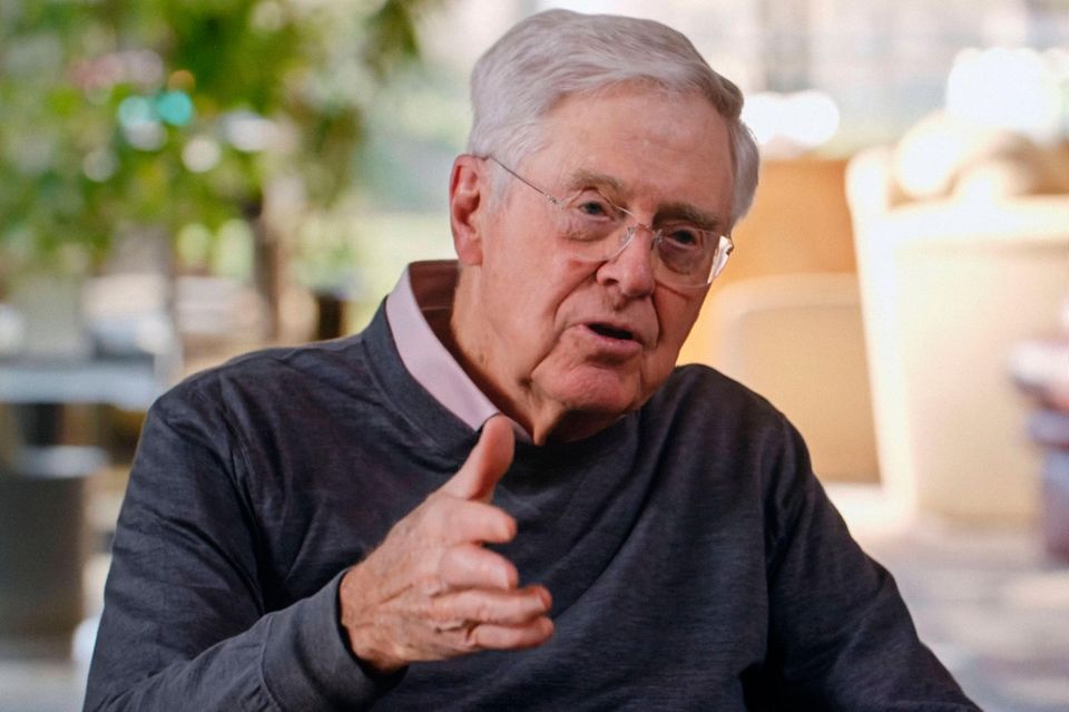Die reichsten Familien der USA spielen häufig auch in der Politik eine wichtige Rolle. Als Königsmacher hinter den Kulissen hat sich der Republikaner Charles Koch etabliert. Der Megaspender soll über verschiedene Kanäle 50 Mio. Dollar in den Wahlkampftopf der Donald-Trump-Kontrahentin Nikki Haley gespült haben – auch deshalb konnte die ehemalige UN-Botschafterin der USA überraschend lange gegen den ehemaligen US-Präsidenten um die Kandidatur ihrer Partei kämpfen. Der Koch-Clan (mindestens 19 Mitglieder) bezieht sein von „Forbes“ auf 116 Mrd. Dollar geschätztes Vermögen aus dem Konglomerat Koch Industries (unter anderem Erdöl, Chemie, Kunstdünger). Der zur Veröffentlichung des Rankings 88-Jährige und die Witwe seines Bruders David, Julia Koch, kontrollieren laut „Forbes“ jeweils 42 Prozent des Unternehmens. Julia Koch war auf der 2023 veröffentlichten „Forbes“-Milliardärsliste die zweitreichste Frau der Welt. 