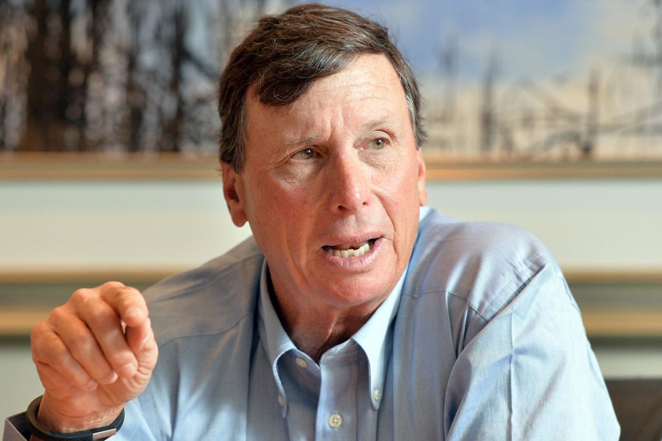 Auf Platz zehn kommt die Familie Cox aus Atlanta, Georgia, mit 26,8 Mrd. Dollar. Zum Firmenimperium gehören Telekommunikation, Autohandel und Zeitungen. „Forbes“ kombinierte das Vermögen von mindestens 37 Familienangehörigen (Nachfahren und deren Ehepartner). 