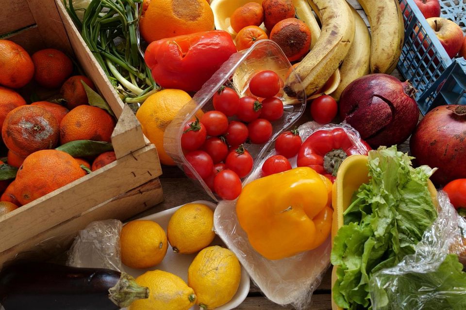 Obst und Gemüse im Müll