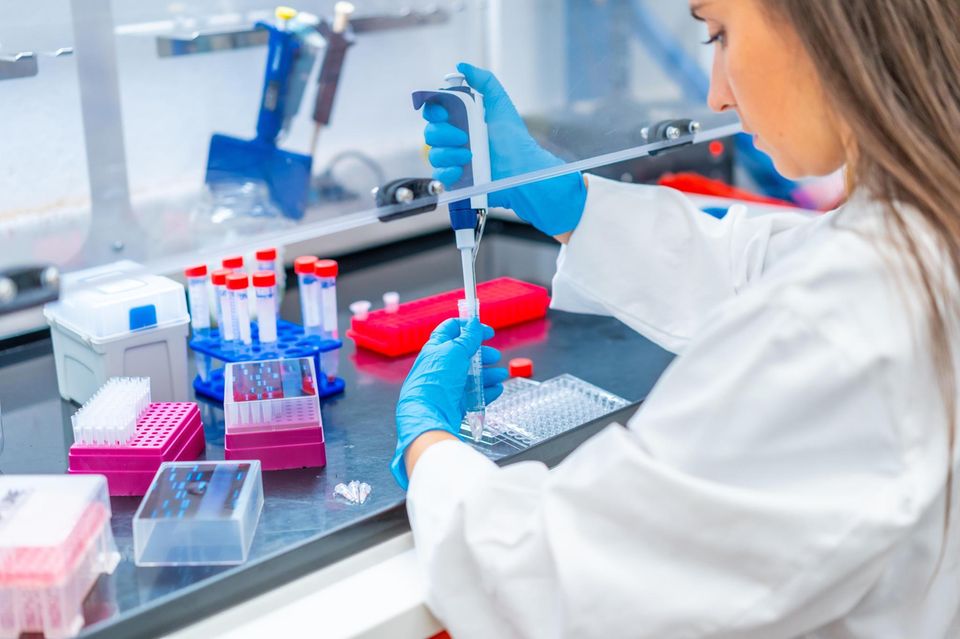 Nahaufnahme einer Biologin, die in einem Labor arbeitet